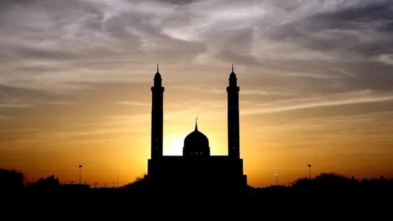 Ilustrasi masjid, Islam. (Foto oleh David McEachan: https://www.pexels.com/id-id/foto/siluet-masjid-di-bawah-langit-berawan-pada-siang-hari-87500/)