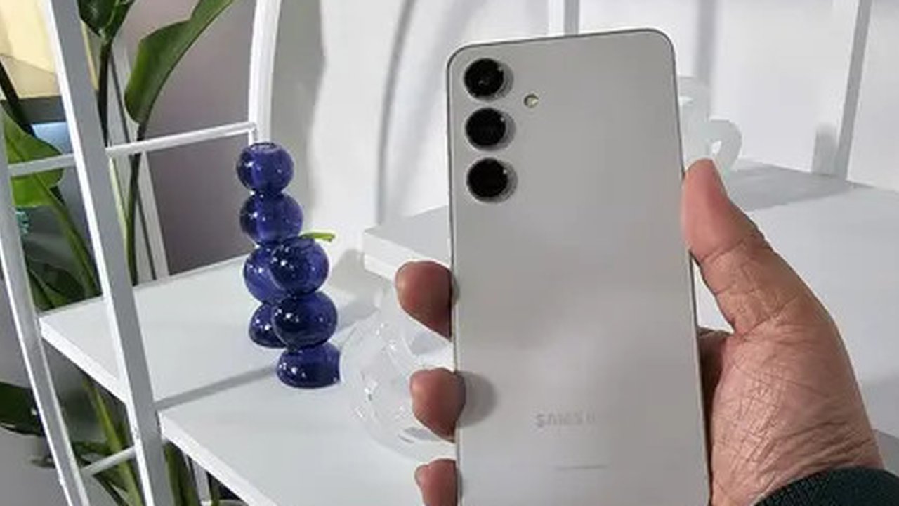 Seperti tahun-tahun sebelumnya, Samsung meluncurkan tiga model yang hadir pada seri ini, yaitu Galaxy S24, Galaxy S24 Plus, dan Galaxy S24 Ultra. Dalam peluncuran ketiga smartphone ini, Presi