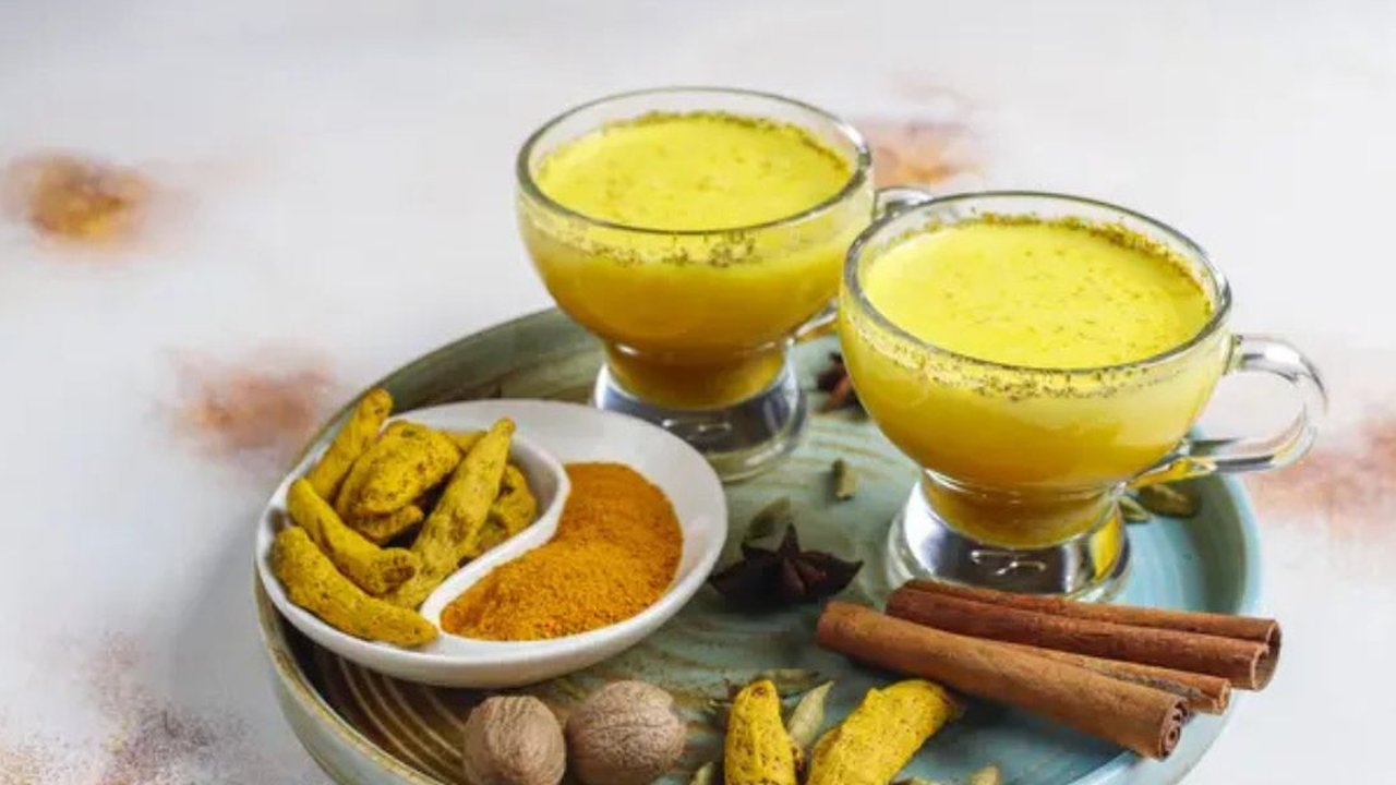 <p>Ilustrasi jamu lezat dan sehat penurun kolesterol serta asam urat/copyright freepik.com/azerbaijan-stockers</p>