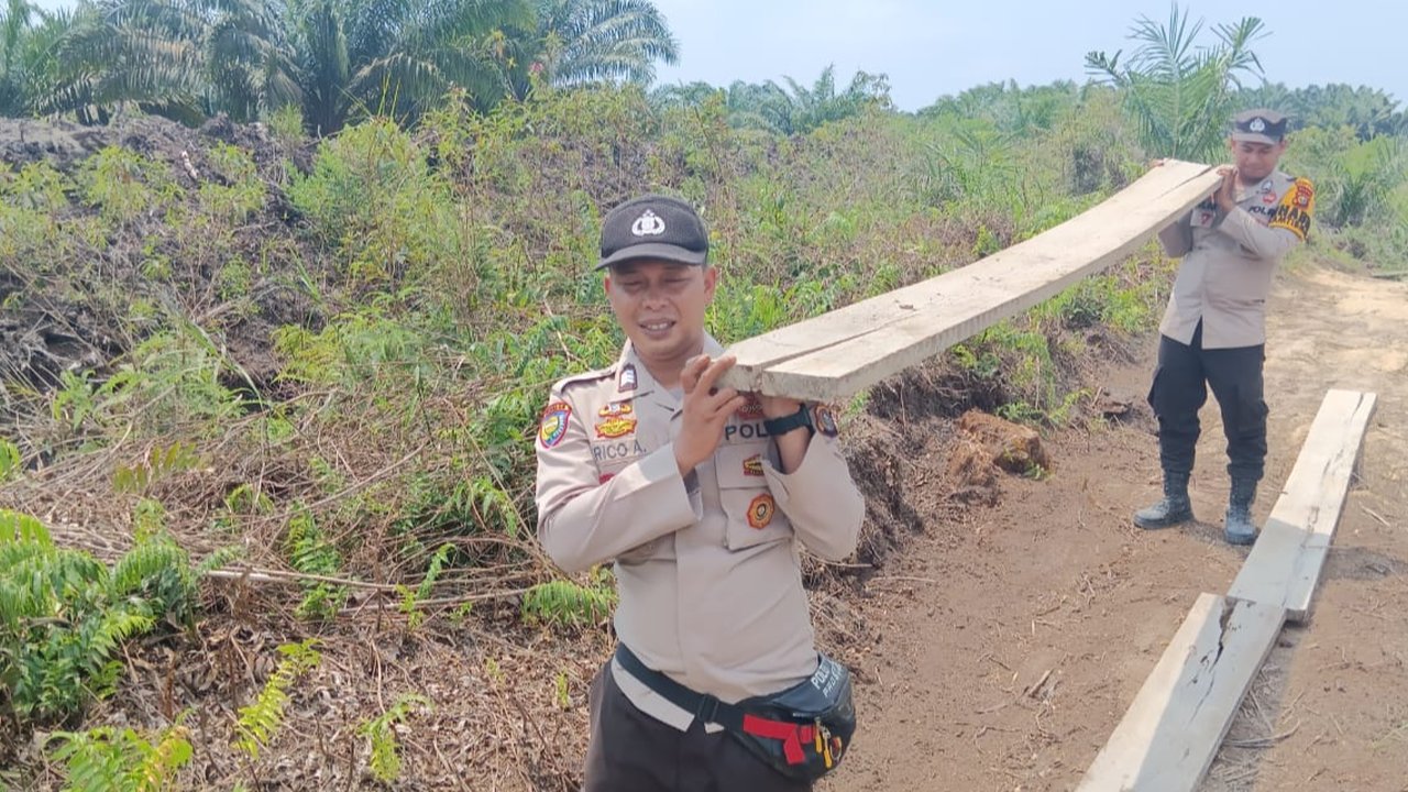 Pembuatan jembatan kayu penghubung desa
