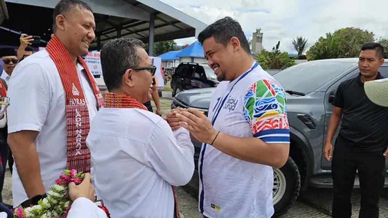 Bobby Nasution bersama ratusan kader DPD Projo Muda Sumut, saat Apel Akbar Projo Muda Sumut, di Majelis Kupie, Jalan Karya Wisata, Kecamatan Medan Johor, Kota Medan, Sabtu, 5 Oktober 2024.