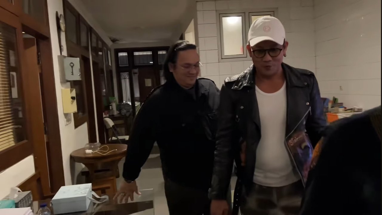 Pengacara Agus Salim , Farhat Abbas, dikabarkan hendak menghajar Denny Sumargo. Densu menantang balik dan meminta Farhat berbagi lokasi pertemuan. (Foto: Dok. YouTube Intens Investigasi)