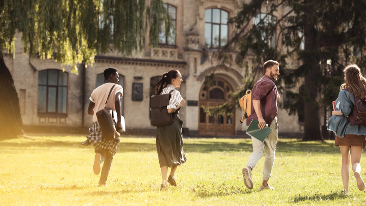 Ilustrasi studi di luar negeri.