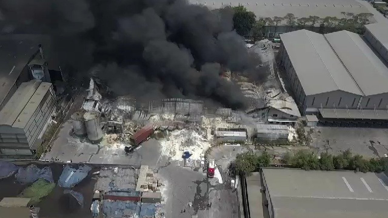 Pabrik Pakan Ternak di Bekasi Terbakar
