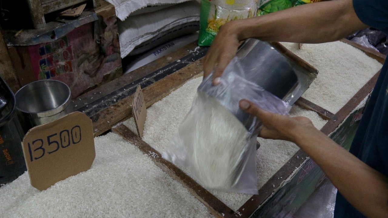 Pedagang beras melayani pembeli di Pasar Cibubur, Jakarta, Senin (19/2/2024). Menurut pedagang beras di Pasar Cibubur, harga beras naik untuk beras 50 Kg dari Rp 770.000 menjadi Rp 800.000 untuk eceran atau per liter dari Rp 12.000 menjadi Rp 14.000 rata-rata kenaikan harga beras Rp 2000 untuk per liternya.