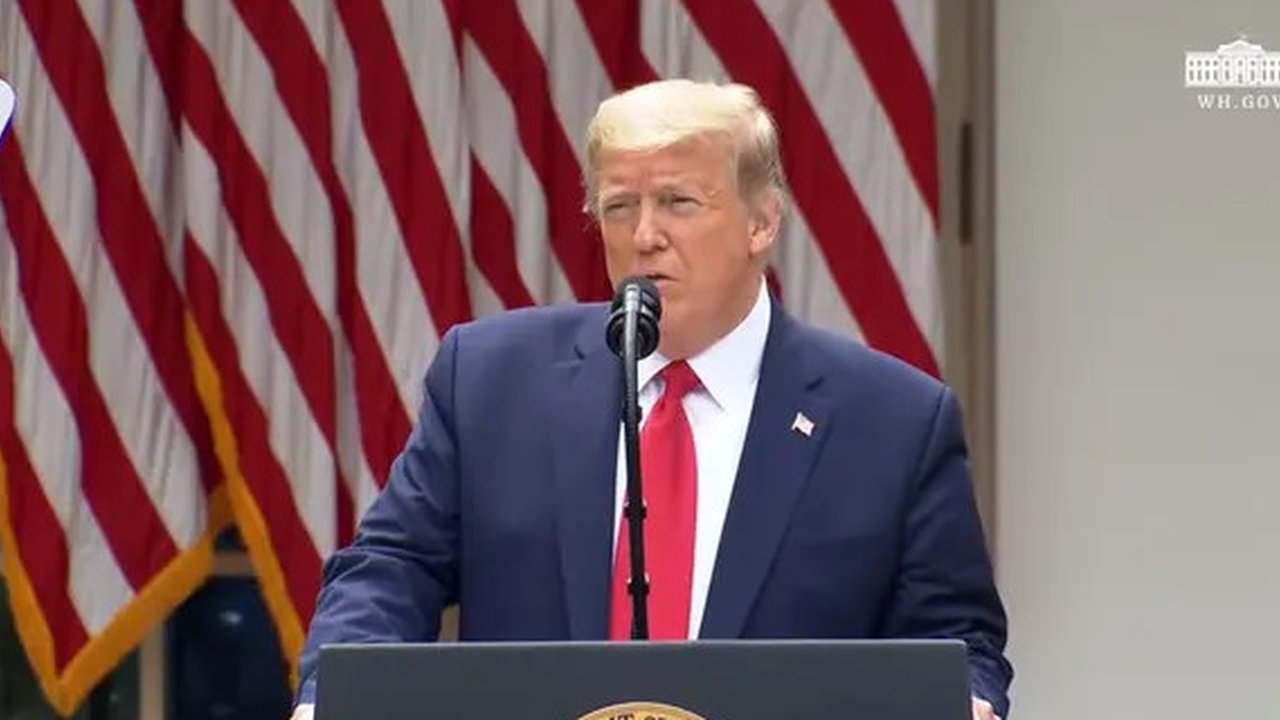 Donald Trump menari di akhir kampanyenya di Madison Square Garden di New York, Amerika Serikat (AS), pada 27 Oktober 2024. (Dok. Angela Weiss/AFP)