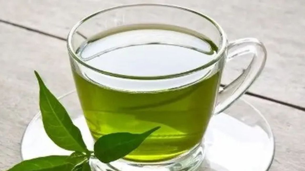 Ilustrasi teh daun rebusan. (Sumber: freepik.com/zirconicusso)