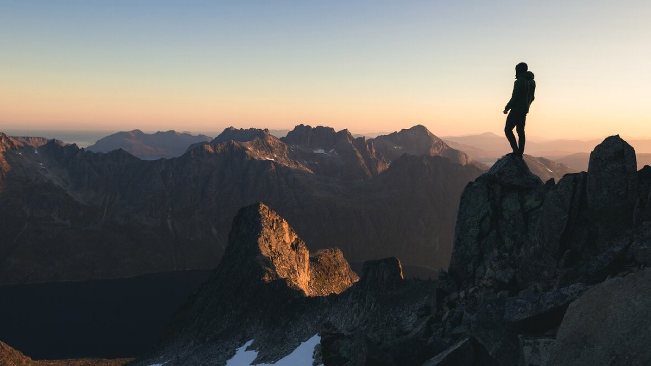 Mendaki Gunung: Menyelami Kedamaian Alam dan Menjaga Kesehatan Jiwa