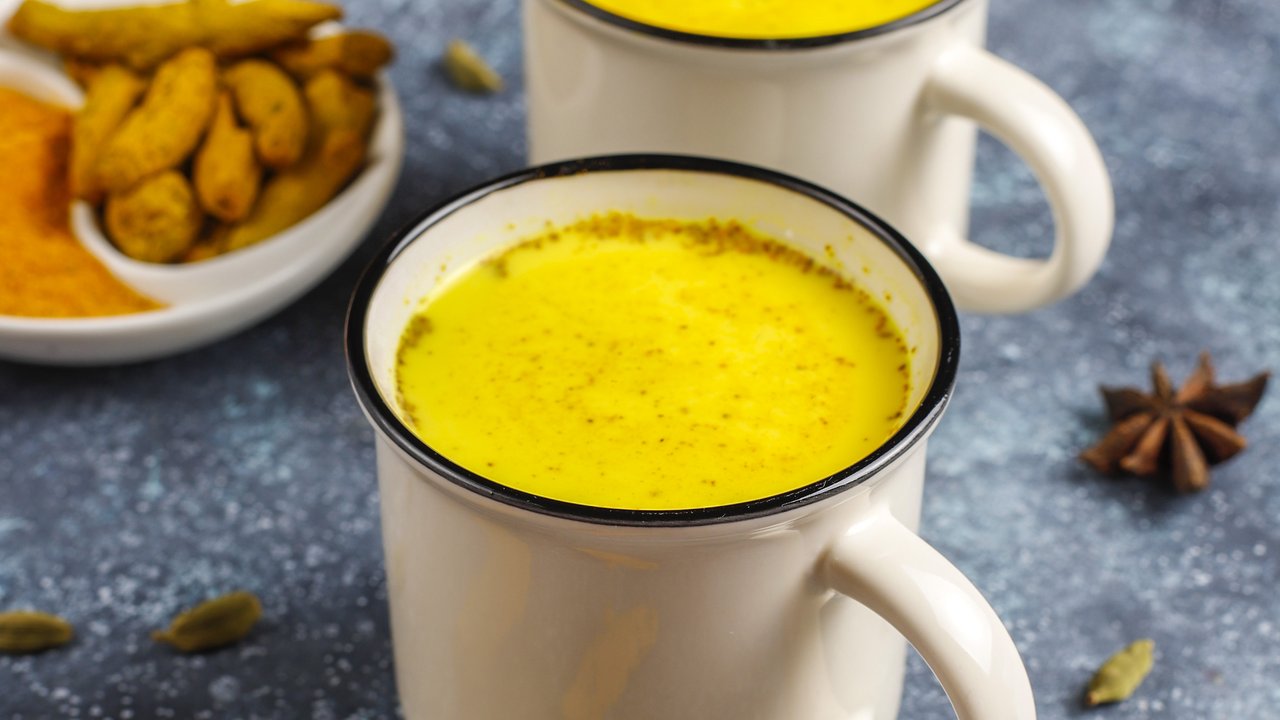 <p>Ilustrasi jamu kunyit/copyrigh freepik.com/azerbaijan-stockers</p>