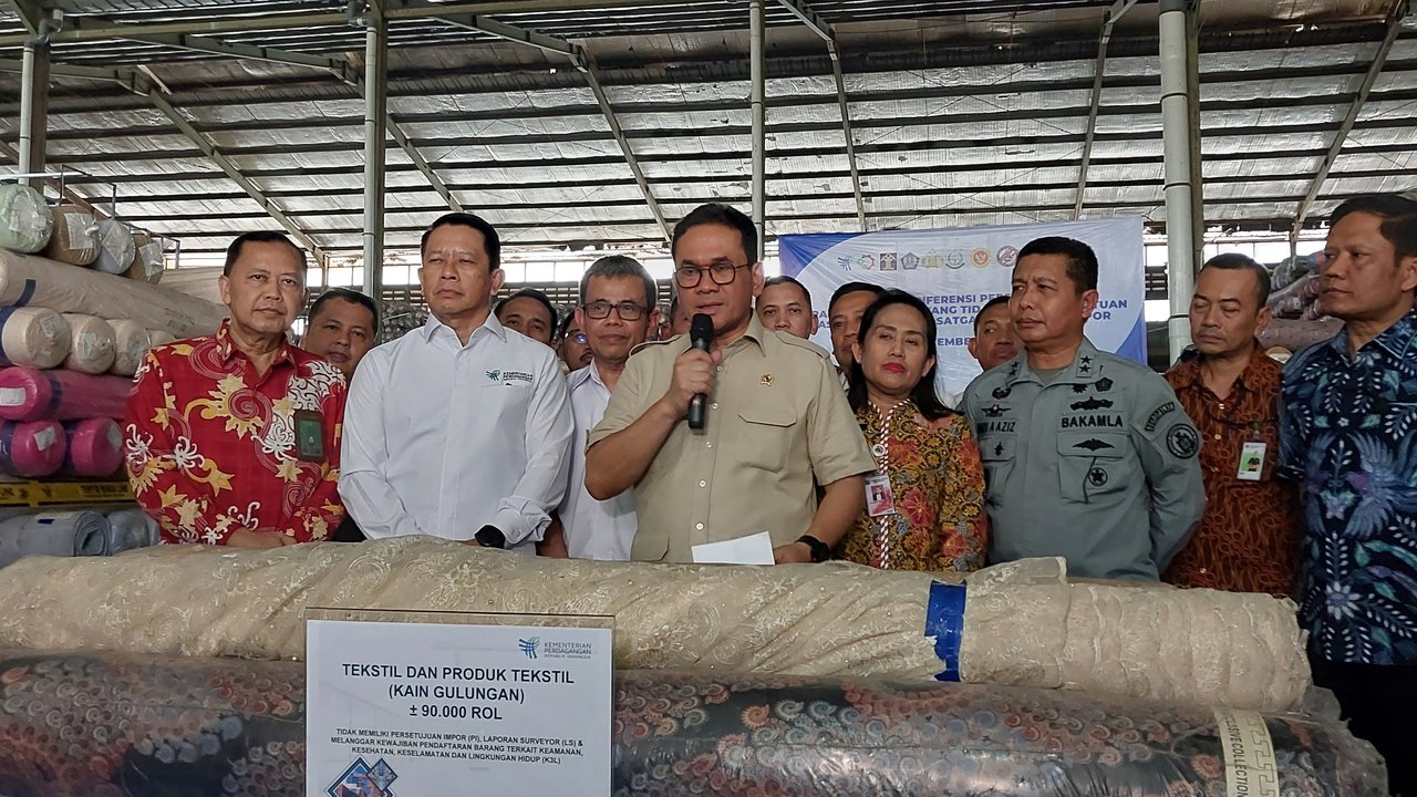 <p>Menteri Perdagangan Budi Santoso kembali menyita barang impor ilegal, Jumat (8/11/2024). (Foto: Liputan6.com/Arief RH)</p>