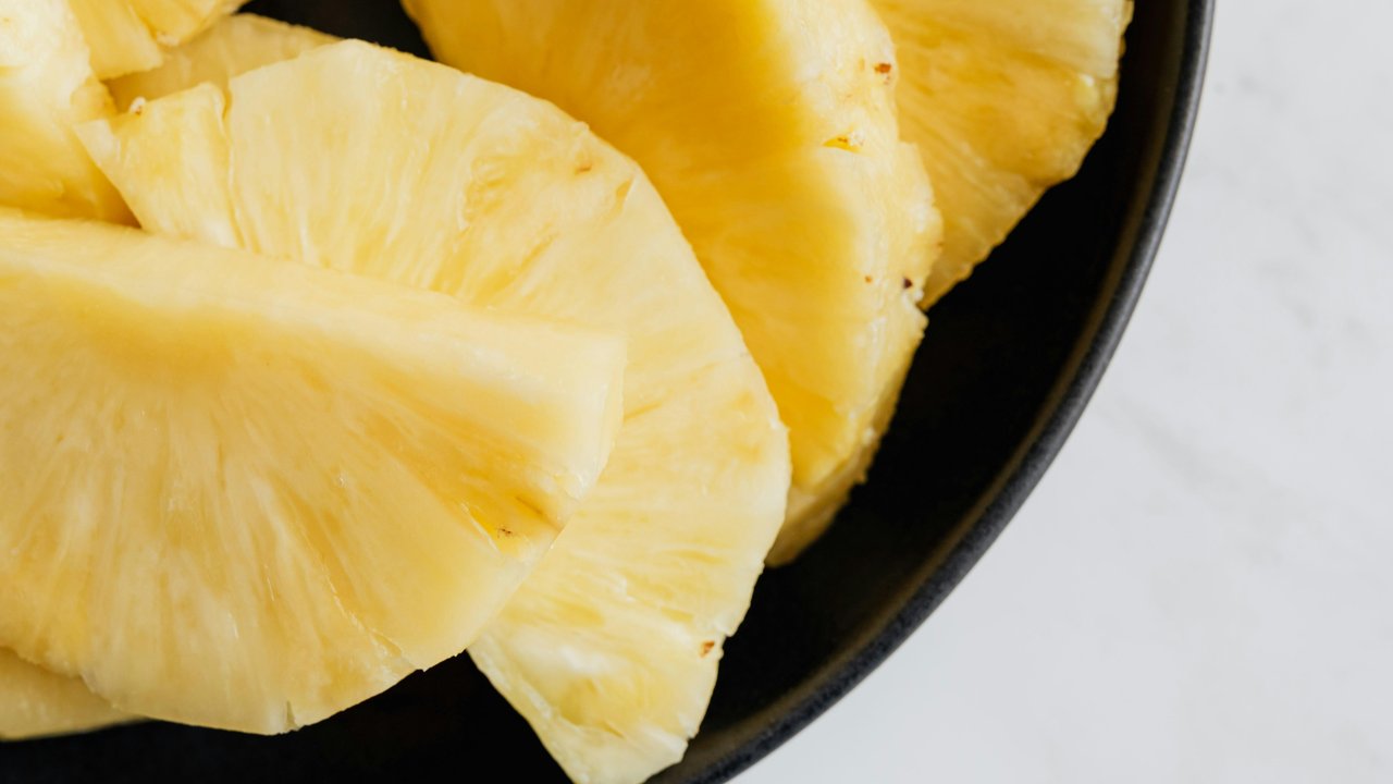 Kalori dan Nutrisi dari Buah Nanas: Kandungan Enzim Bromelain dan Manfaat bagi Pencernaan