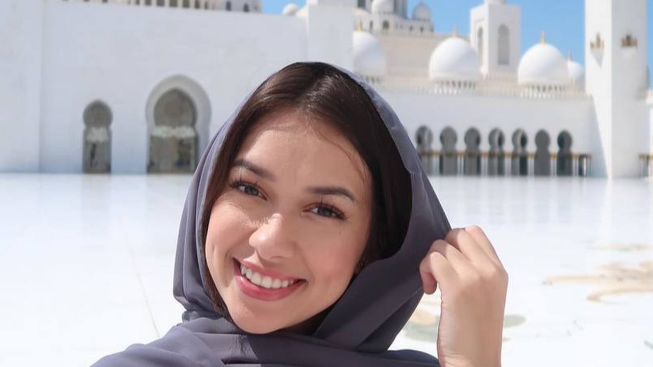 Rebecca Klopper membagikan momen berharga saat menyambangi Great Mosque Abu Dhabi dengan caption penuh makna,