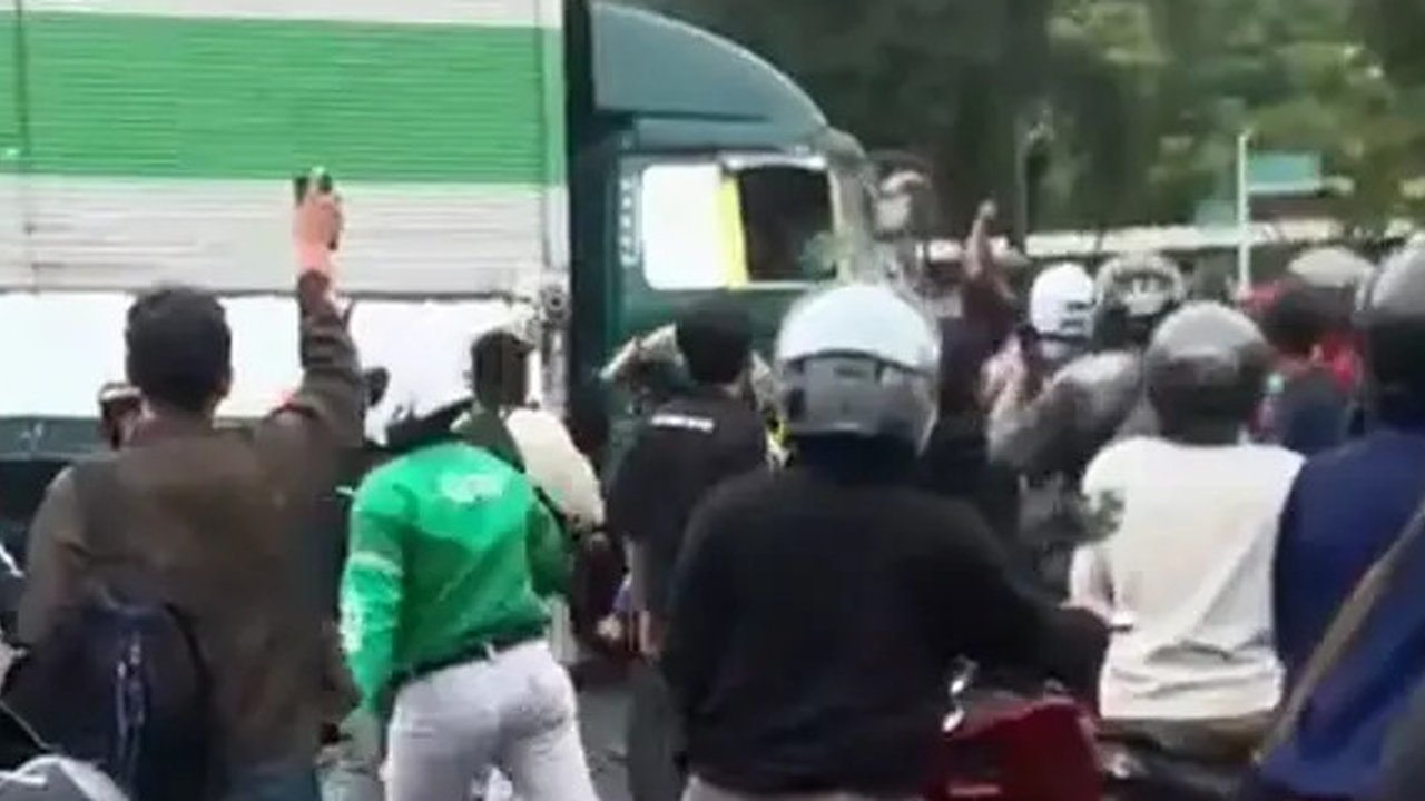 Sebuah truk kontainer berjalan melawan arah dan menabrak banyak pengguna jalan di kawasan Jalan Hasyim Asyari, Kota Tangerang. (Istimewa)