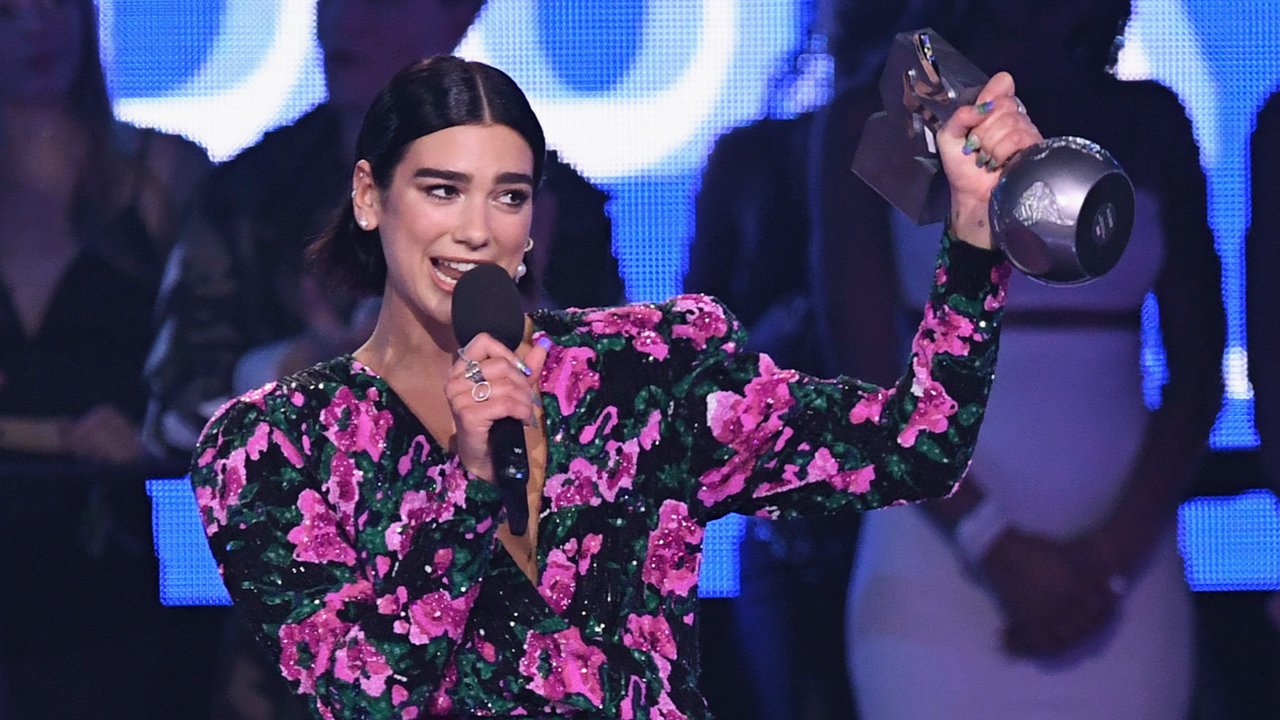 Penyanyi cantik Dua Lipa berpose saat tiba menghadiri MTV Europe Music Awards 2018  di Bilbao, Spanyol (4/11).  Penyanyi asal Inggris tampil cantik dan seksi mengenakan mini dress bermotif bunga di acara tersebut.  (AP Photo/Vianney Le Caer)