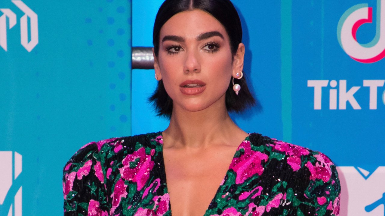Penyanyi cantik Dua Lipa berpose saat tiba menghadiri MTV Europe Music Awards 2018  di Bilbao, Spanyol (4/11).  Penyanyi asal Inggris tampil cantik dan seksi mengenakan mini dress bermotif bunga di acara tersebut.  (AP Photo/Vianney Le Caer)