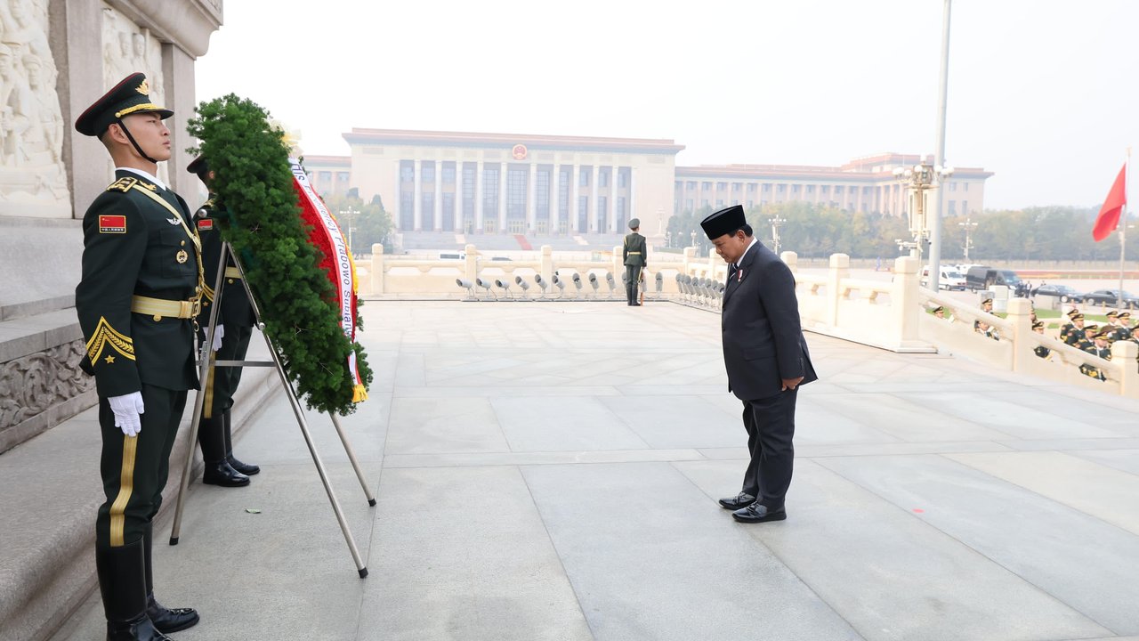 Prabowo Letakkan Karangan Bunga di Monumen Pahlawan Rakyat China