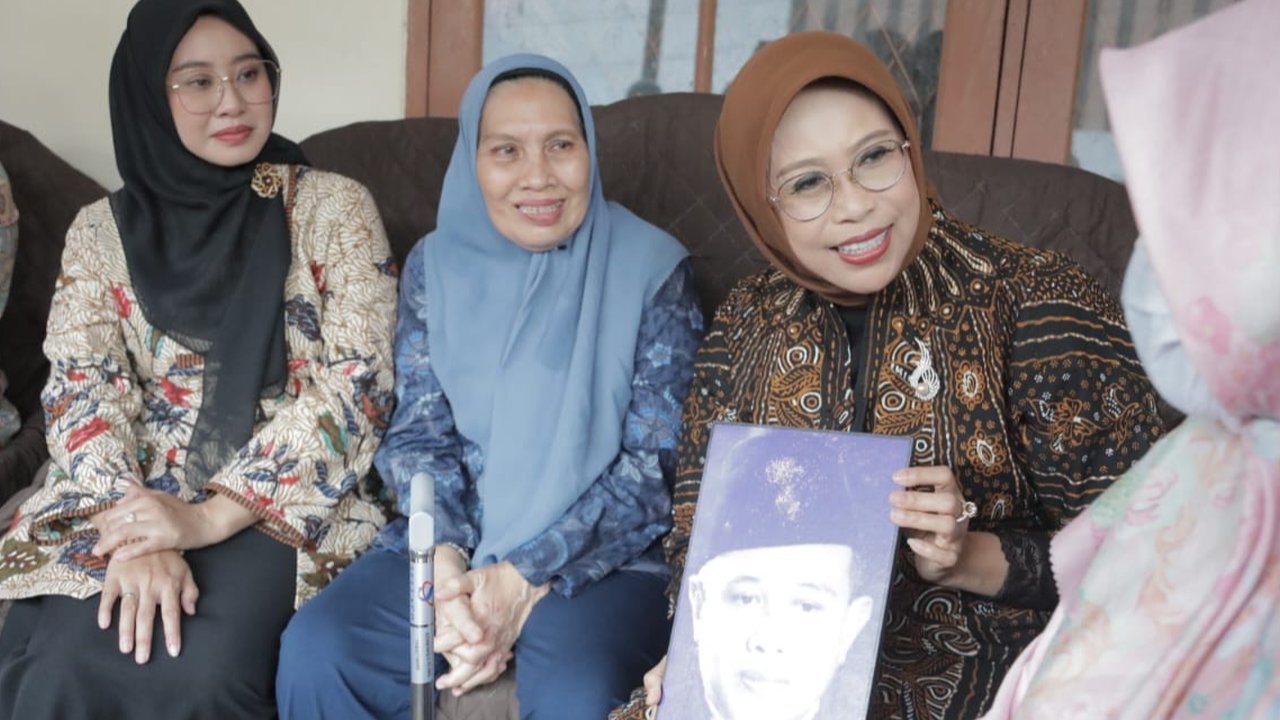 Dharma Wanita Persatuan (DWP) Kementerian Sosial melakukan anjangsana ke rumah keluarga pahlawan nasional, Sabtu (9/11).