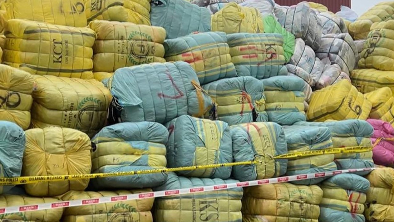 <p>Menteri Perdagangan Zulkifli Hasan melakukan pemusnahan barang bukti baju bwkas impor ilegal. Jumlahnya mencapai 7.363 bal baju bekas impor.</p>