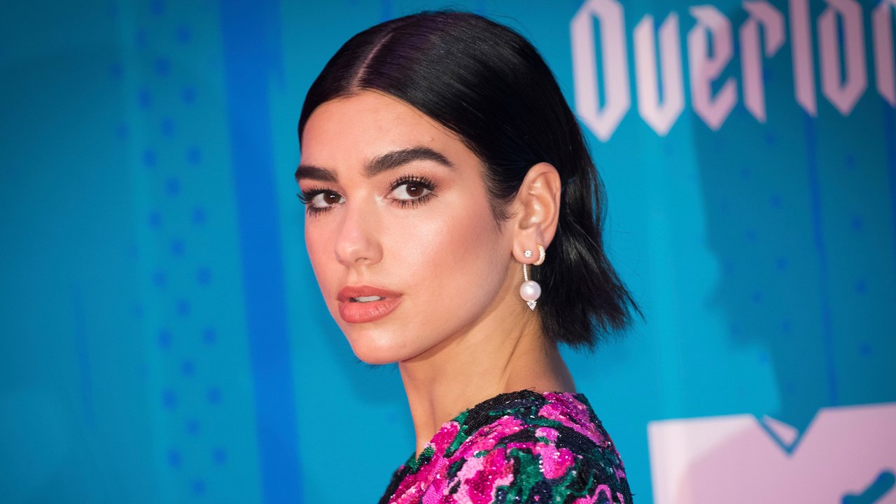 Penyanyi cantik Dua Lipa berpose saat tiba menghadiri MTV Europe Music Awards 2018  di Bilbao, Spanyol (4/11).  Penyanyi asal Inggris tampil cantik dan seksi mengenakan mini dress bermotif bunga di acara tersebut.  (AP Photo/Vianney Le Caer)