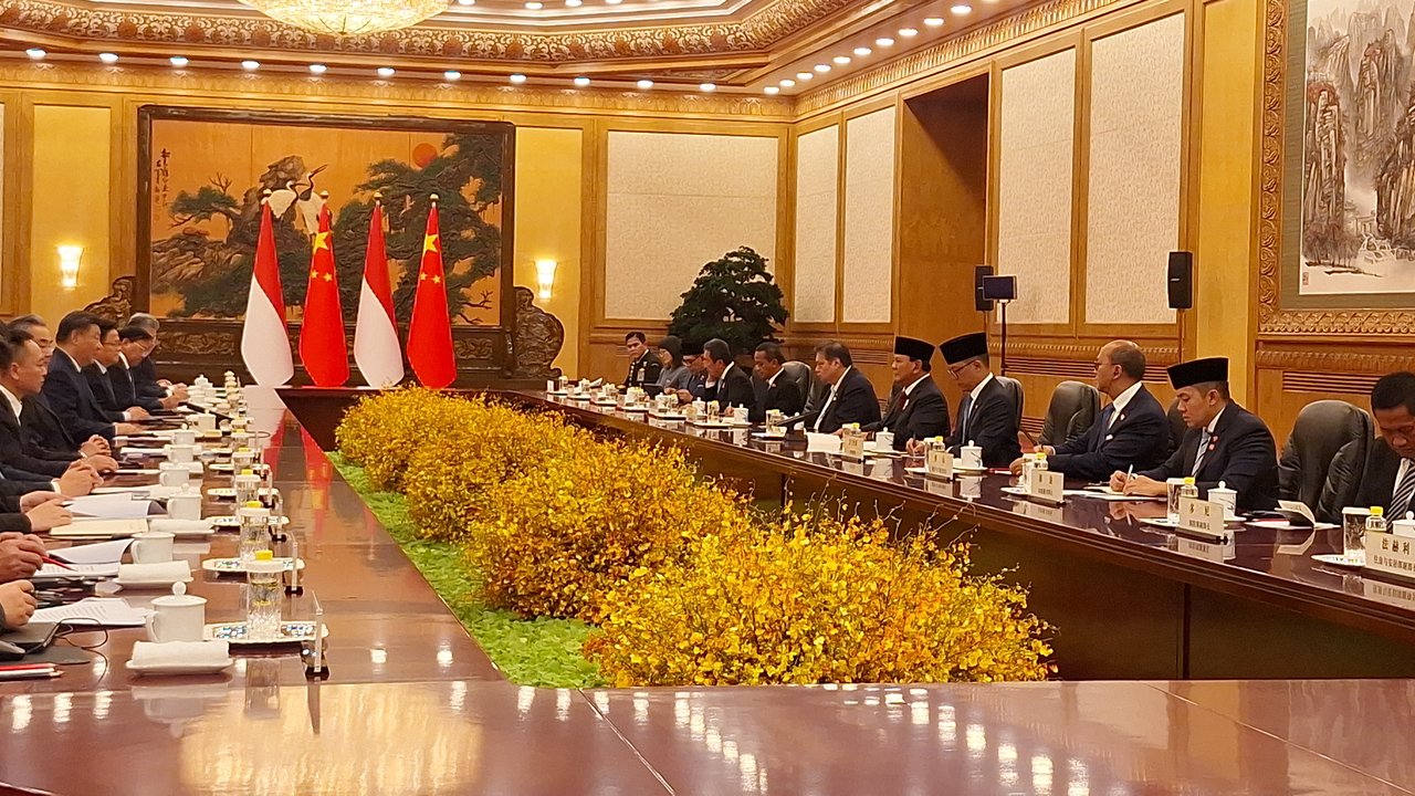Presiden RI, Prabowo Subianto dan delegasi saat bertemu Presiden China, Xi Jinping di Beijing, Sabtu (9/11).