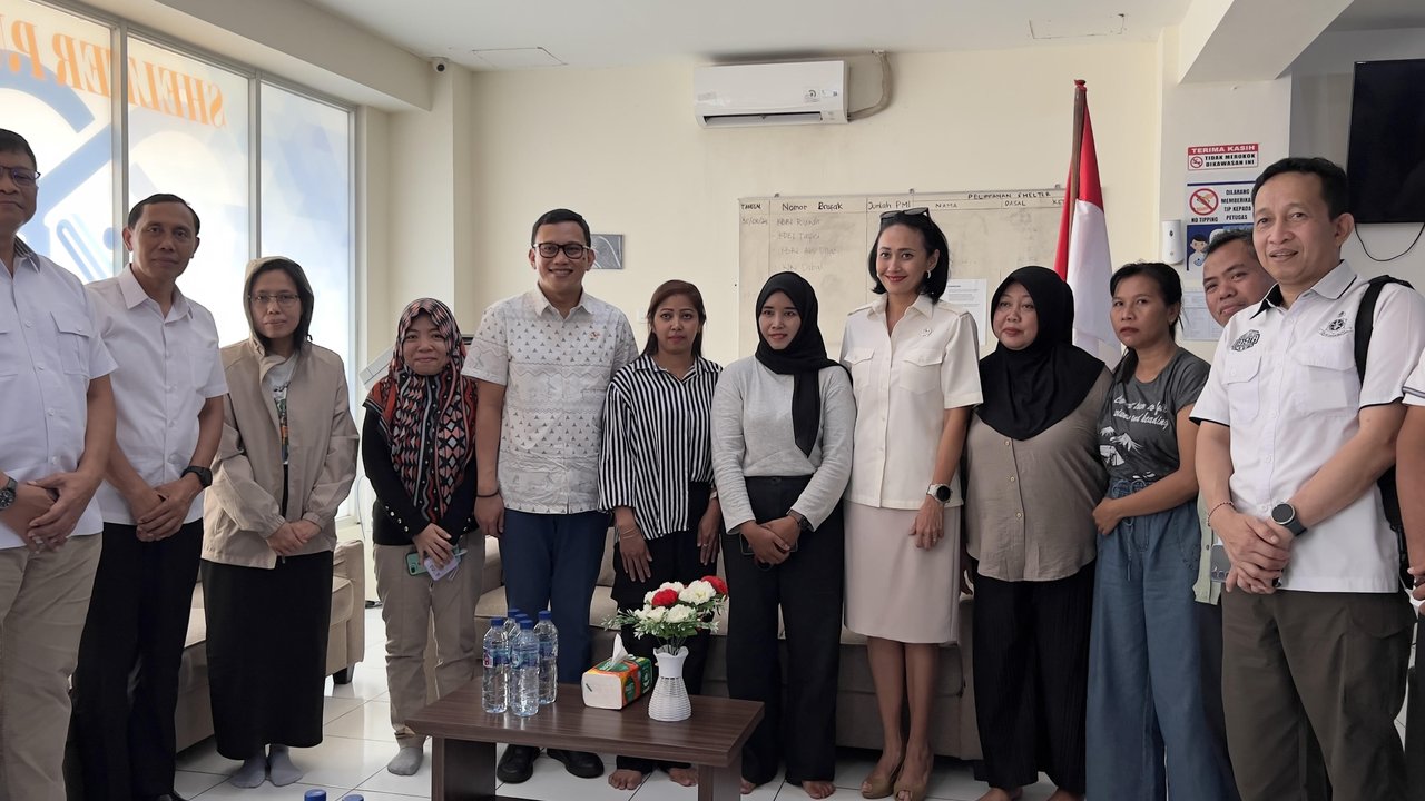 Menteri Perlindungan Pekerja Migran Indonesia (PPMI), Abdul Kadir Karding (kelima dari kiri) menemui 6 CPMI yang gagal diberangkatkan ke Irak sebagai pekerja ilegal.