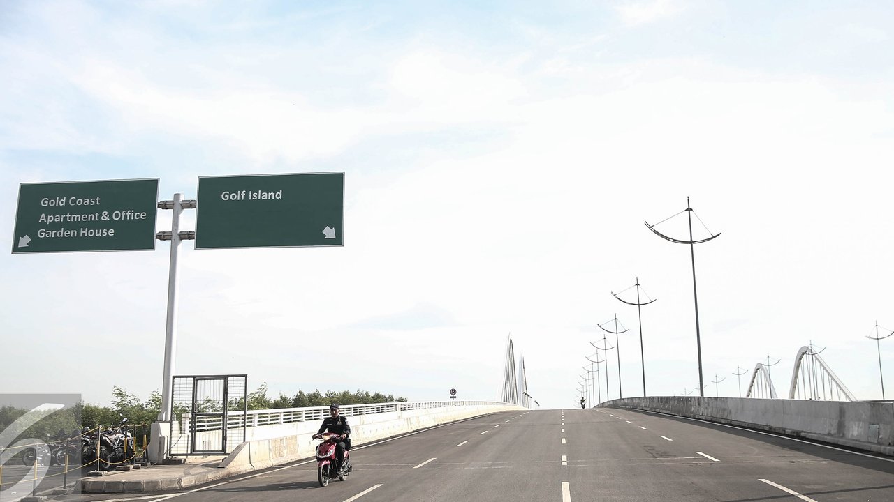 Seorang penjaga melintas menggunakan motor dipintu masuk menuju Pulau C dan D di Pantai Indak Kapuk, Jakarta, Rabu (4/5/2016). Sebelum memasuki pulau hasil reklamasi, pengunjung diharuskan menukar kartu tanda pengenal. (Liputan6.com/Faizal Fanani)