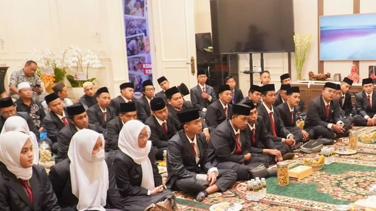Calon Gubernur Jawa Timur Khofifah Indar Parawansa membekali sebanyak 33 santri Jatim penerima beasiswa studi program sarjana di Universitas Al Azhar, Kairo, ...