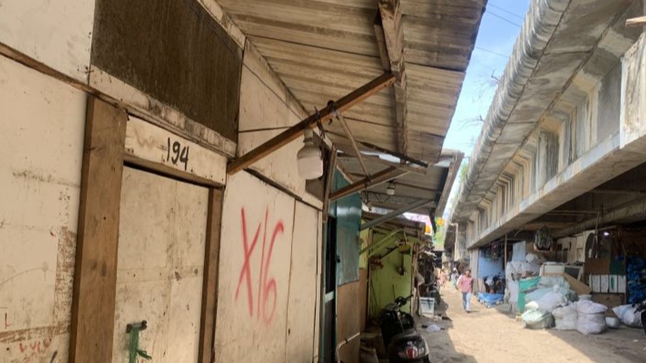 <p>Warga yang tinggal di kolong jembatan dan kolong tol mulai pindah ke Rumah Susun Rawa Buaya, Jakarta Barat. (Arief/Liputan6.com)</p>