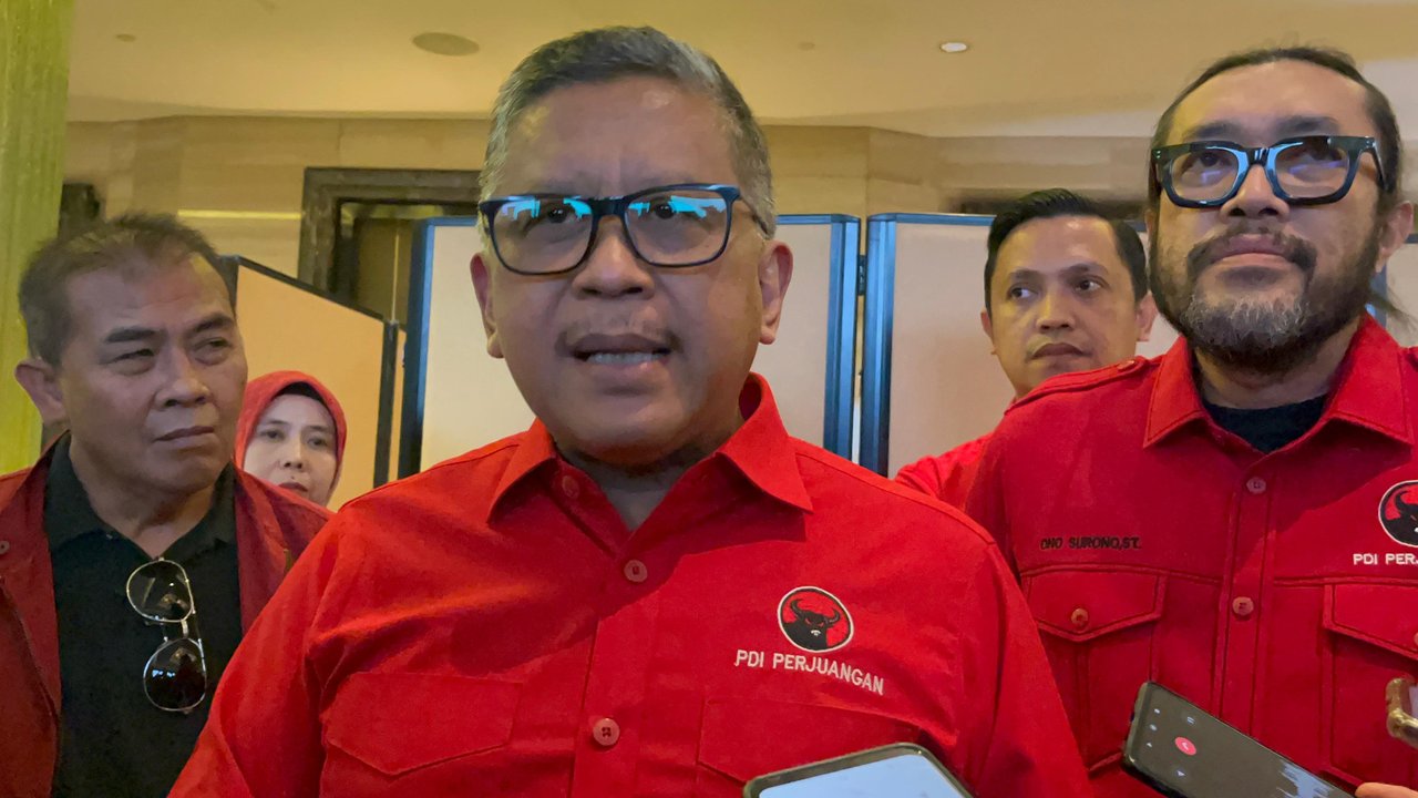 Sekretaris Jenderal DPP PDIP Hasto Kristianto bersama Risma. (Foto: PDIP Jatim)