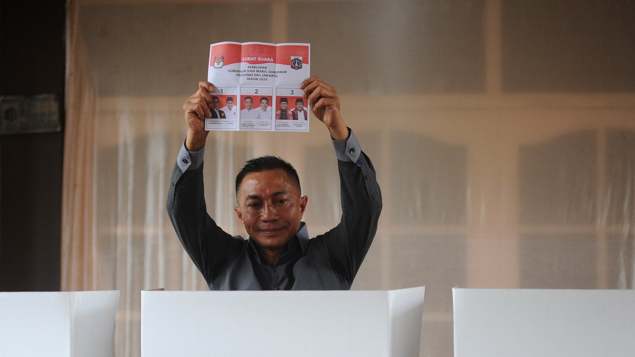 Calon Gubernur Jakarta nomor urut 2, Dharma Pongrekun nyoblos di TPS 31 Lebak Bulus.