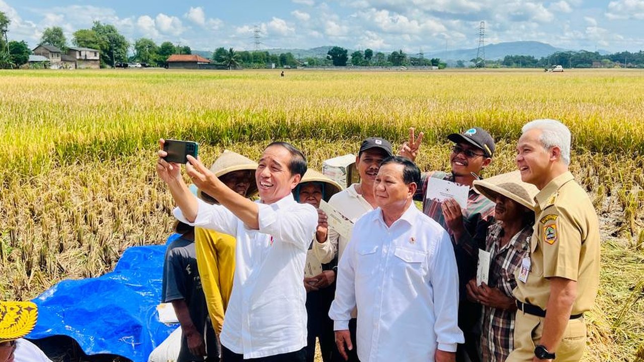 Menteri Pertahanan Prabowo Subianto dan Gubernur Jawa Tengah Ganjar Pranowo tampil akrab saat mendampingi Presiden Joko Widodo (Jokowi) di Jawa Tengah. Jokowi juga terlihat melakukan swafoto bersama Prabowo dan Ganjar (Sekretariat Presiden)