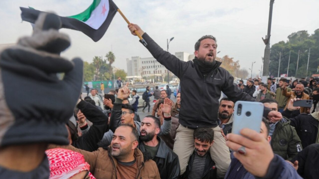 Kelompok pemberontak Suriah mengeklaim bahwa Presiden Bashar al-Assad melarikan diri saat mereka menyatakan telah merebut Ibu kota Damaskus. Assad disebutkan telah meninggalkan Damaskus dengan pesawat menuju tujuan yang tidak diketahui.