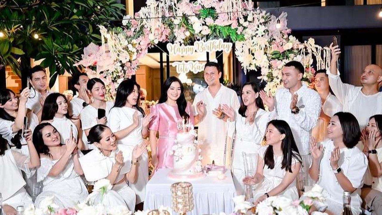Kolom komentar di Instagram Titi Kamal pun sontak ramai oleh netizen. Tak sedikit yang menuliskan ucapan selamat dan doa. Para artis pun tak ketinggalan berkomentar.