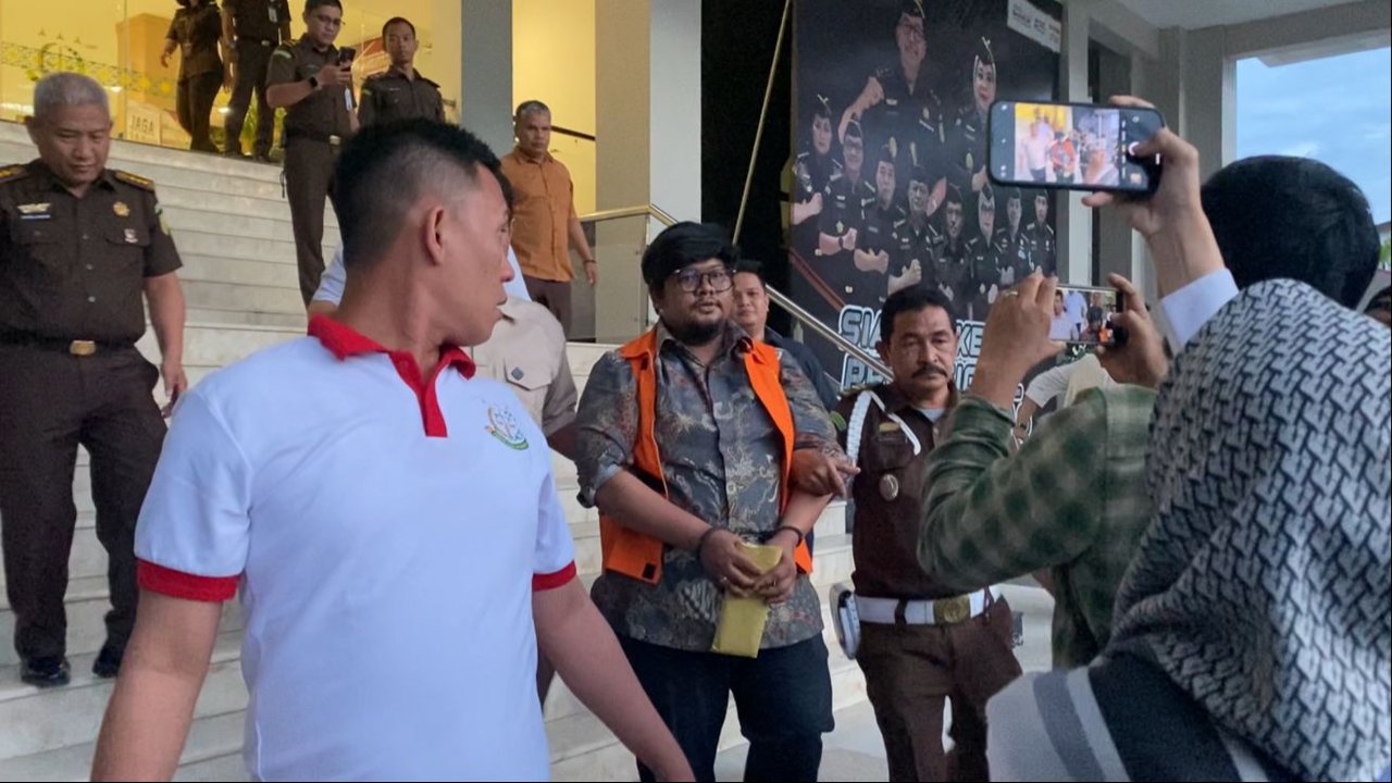 Bendahara PMI Riau Rambun Pamenan di Kejati Riau