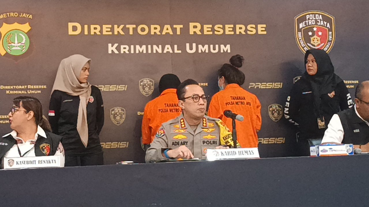 Polisi menangkap dan menetapkan tersangka Ria Agustina (33) selaku pemilik Tabib Kecantikan Ria Beauty. (Liputan6.com/Ady Anugrahadi)