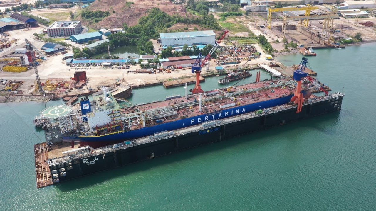 Kapal Floating Storage and Offloading (FSO) Pertamina Abherka yang dimiliki oleh PT Pertamina International Shipping (PIS) melakukan proses undocking atau kembali ke lautan pada Rabu, 21 Juni 2023. (Do. PIS)