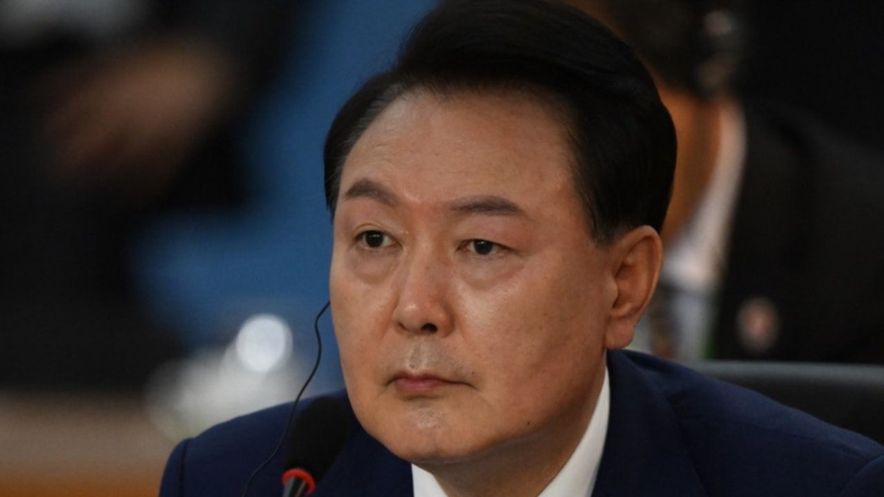 Hari ini, Sabtu 7 Desember 2024, Presiden Korea Selatan Yoon Suk Yeol meminta maaf atas kegaduhan yang disebabkan oleh kebijakannya terkait deklarasi darurat militer. (Jung Yeon-je/AFP)