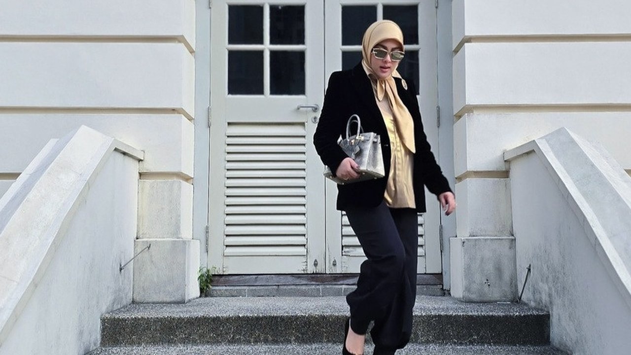 Syahrini kini telah menetap di Singapura dan tak lagi aktif di dunia entertainment Tanah Air. Meski begitu, ia tetap aktif dalam beberapa sesi pemotretan.