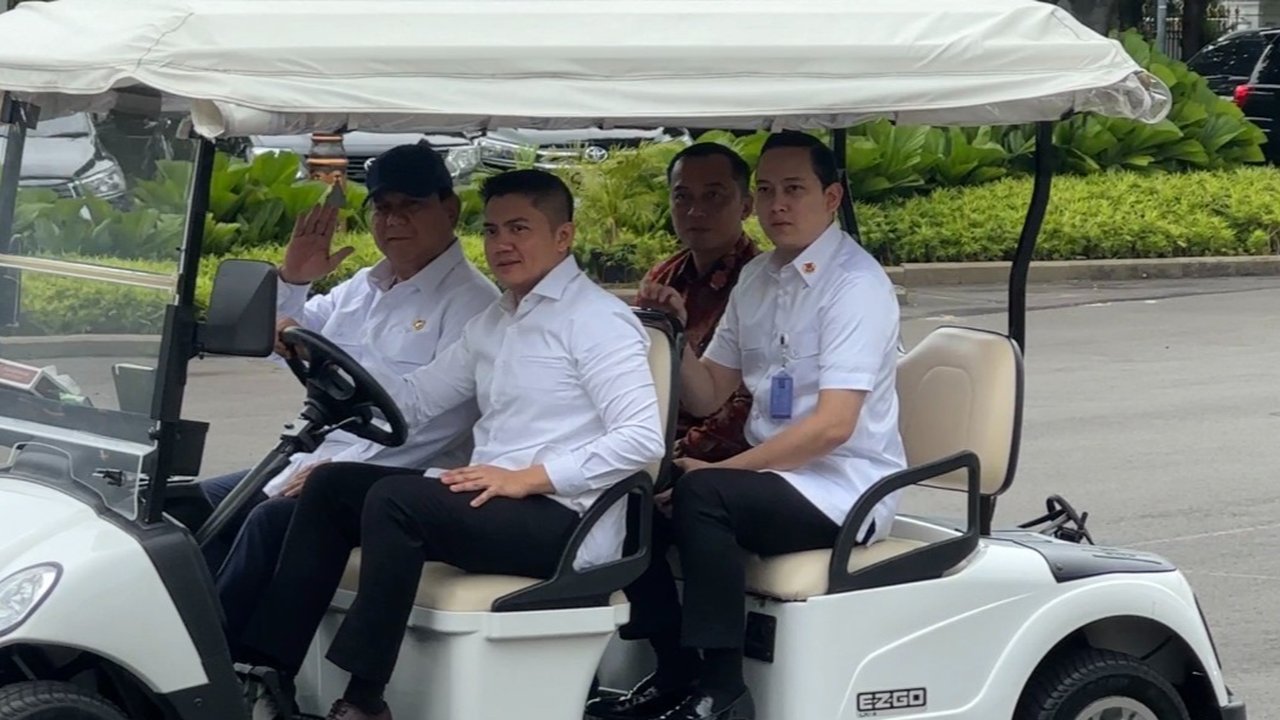 Prabowo Keliling Istana Kepresidenan Naik Buggy Car