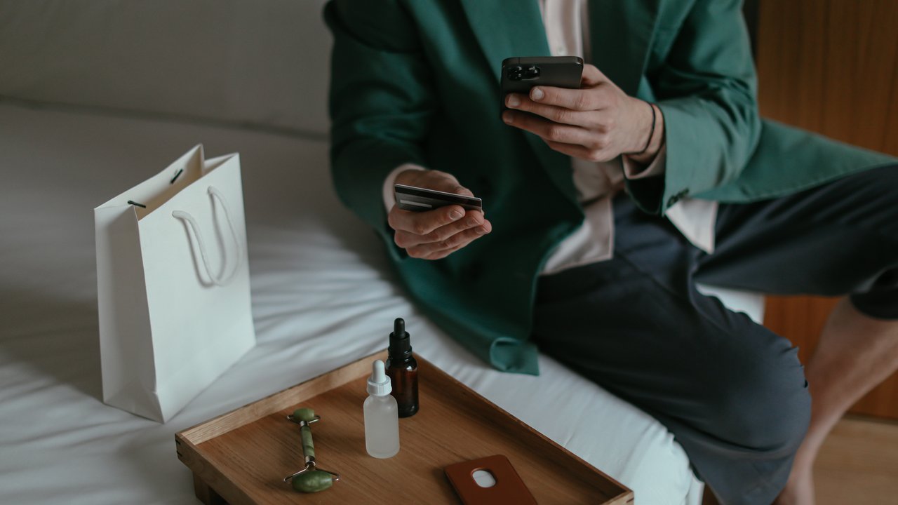 Ilustrasi proses persetujuan kartu kredit secara digital. (Sumber foto: Pexels.com).
