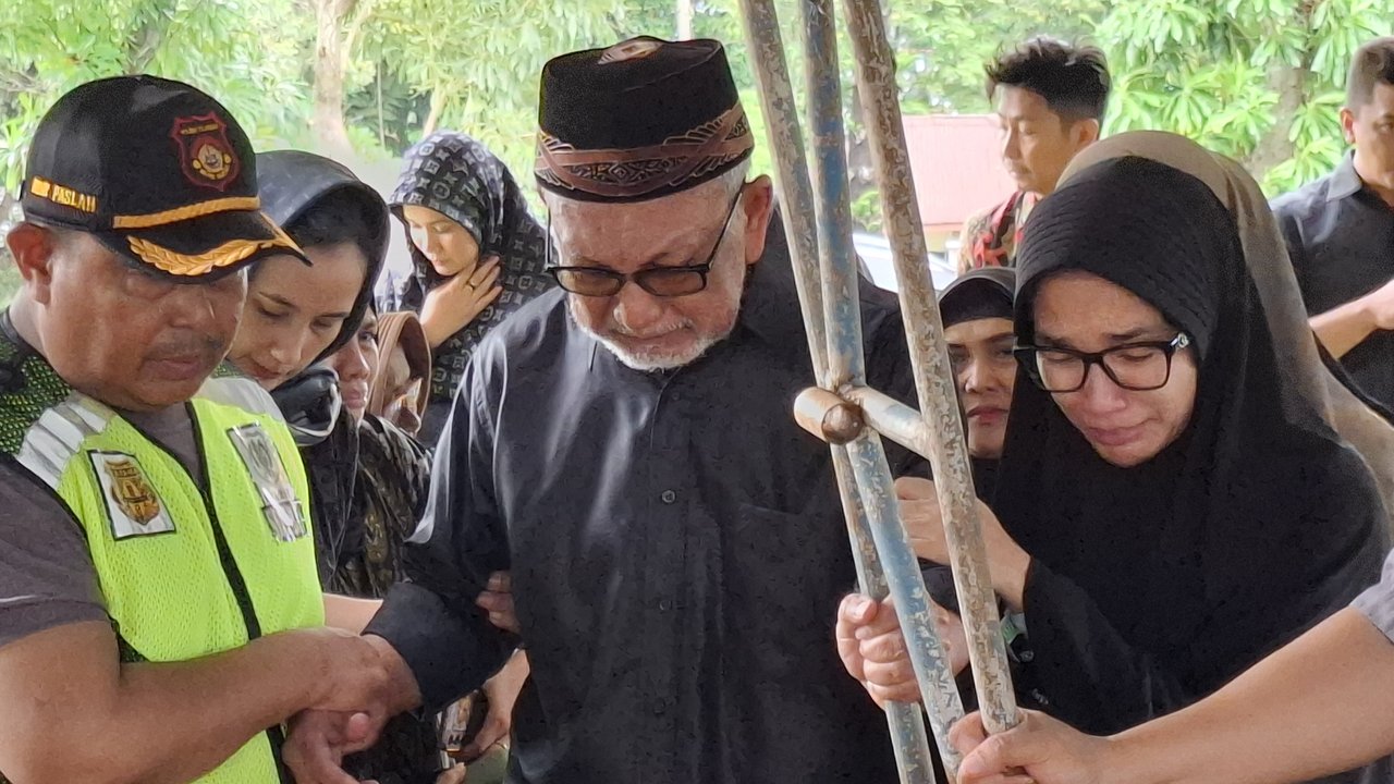 Tangis Ussy Sulistiawaty Pecah Saat Antarkan Ibunda Tercinta ke Peristirahatan Terakhirnya