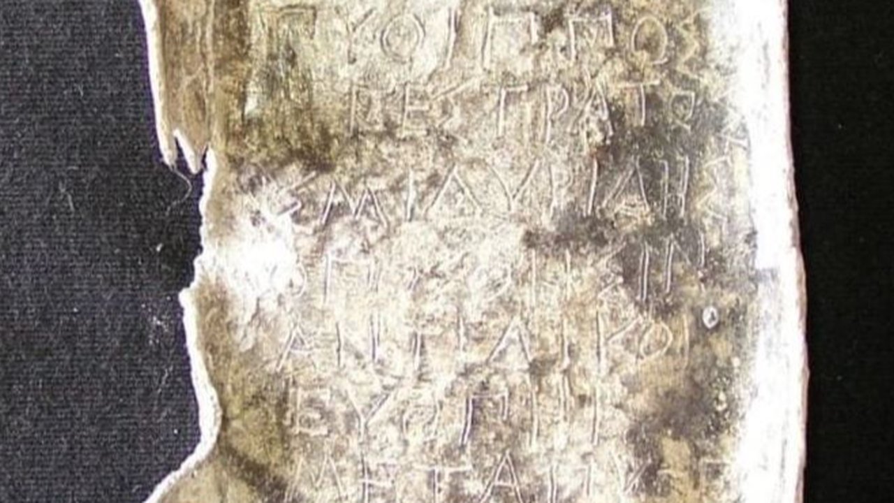 Prasasti berisi kalimat kutukan berusia 2.000 tahun.