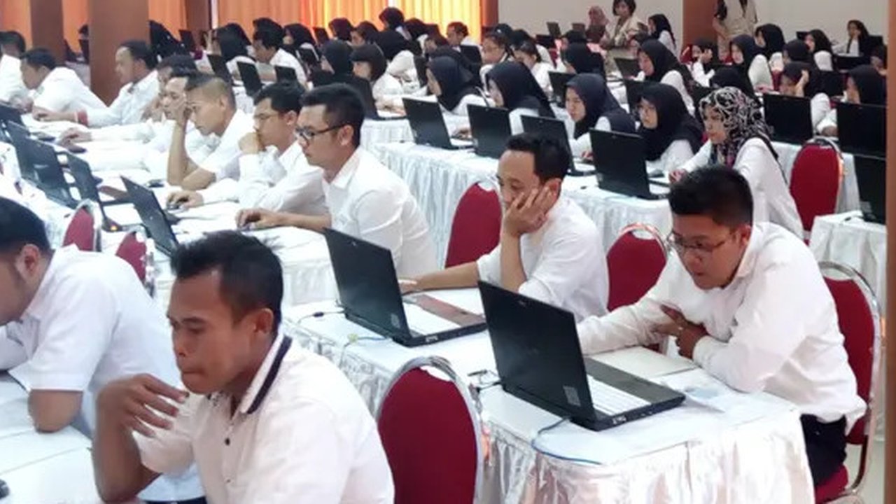 Suasana tes CPNS 2018 di Gedung SMK Negeri 2 Kota Malang, Jawa Timur. Pelaksaannya pada hari pertama, Jumat (26/10/2018) yang sempat molor (Liputan6.com/Zainul Arifin)