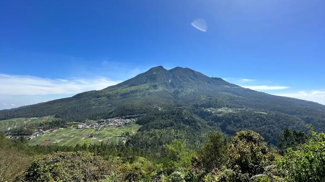 5 Gunung Terindah di Jawa Tengah dengan Pemandangan yang Memukau, Wajib Dikunjungi