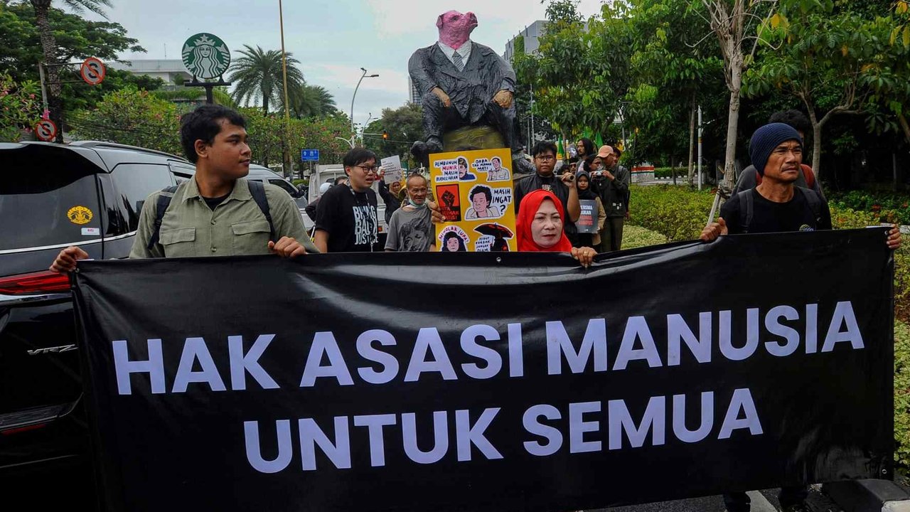 FOTO: Hari HAM Sedunia, Massa Berbagai Elemen Long March ke Kantor Komnas HAM