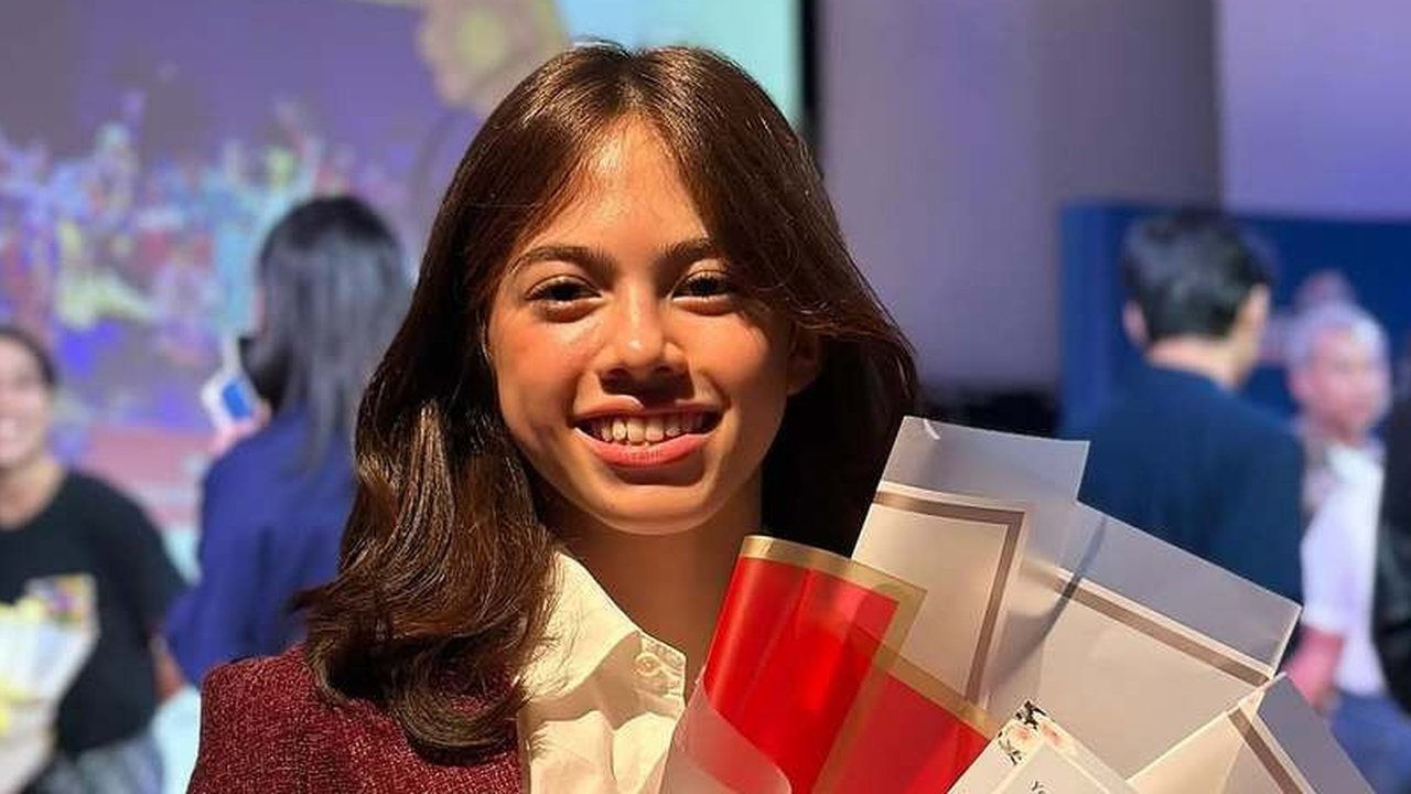Lewat caption yang ditulisnya di Instagram, Adilla tak kuasa menunjukkan rasa bangga melihat sang putri berakting, bernyanyi dan menari di atas panggung.