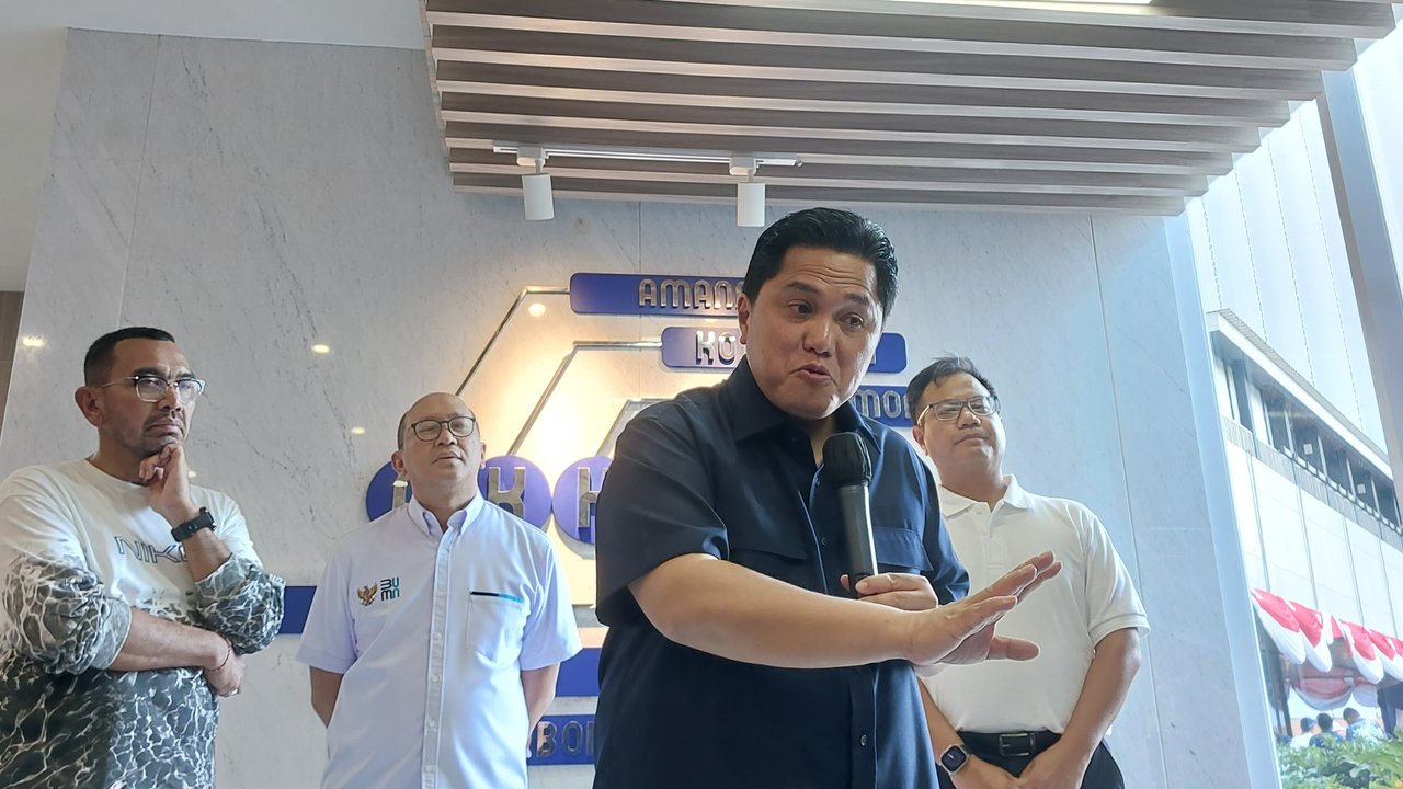Menteri BUMN Erick Thohir di Kementerian BUMN, Selasa (1/8/2023). Erick Thohir mengungkap alasan penunjukkan Rosan Roeslani menjadi Wakil Komisaris Utama Pertamina. (Arief/Liputan6.com)