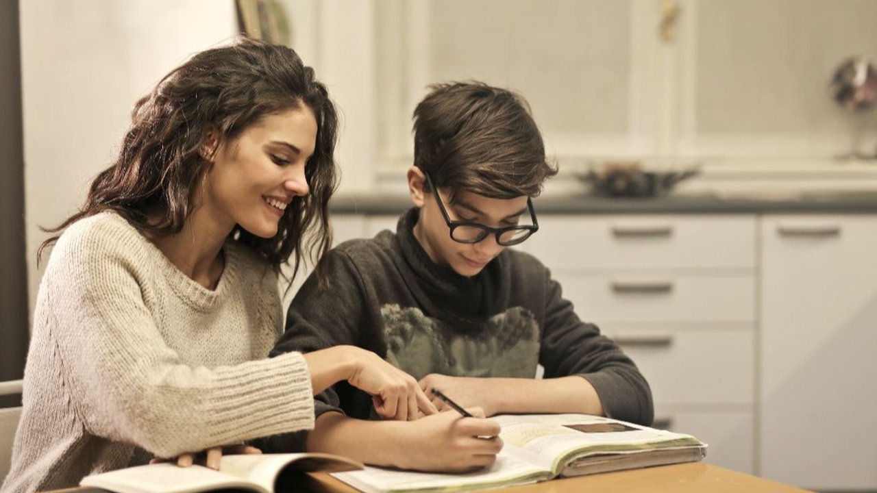 Salah satu cara memastikan masa depan anak adalah dengan membuat mereka jadi suka untuk belajar.