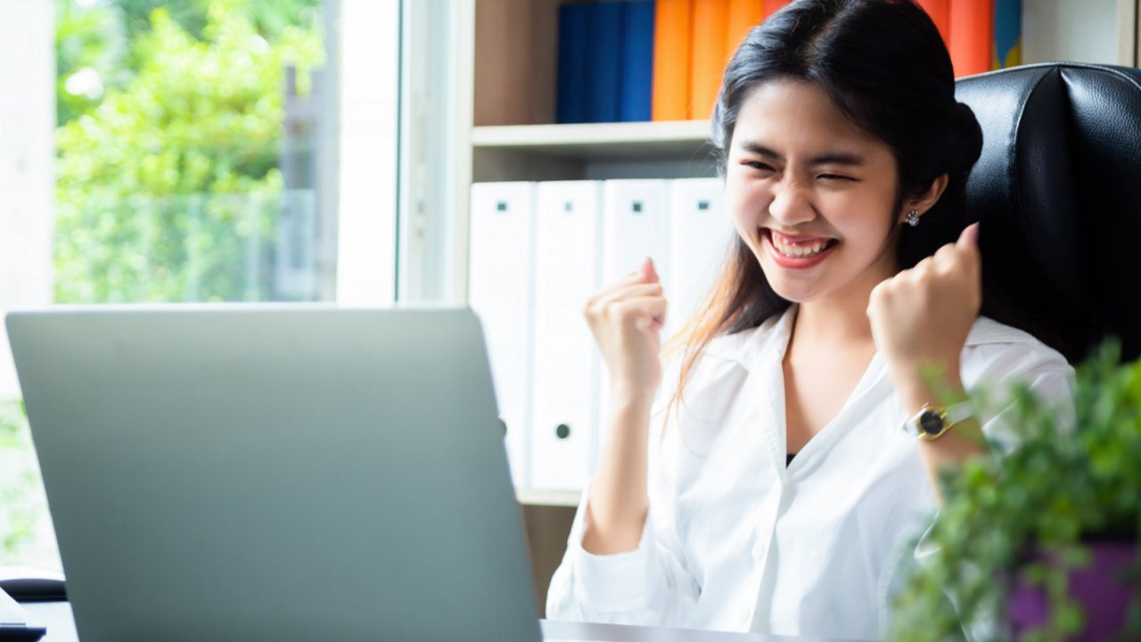 Ilustrasi bekerja, karyawan, semangat. (Image by jcomp on Freepik)