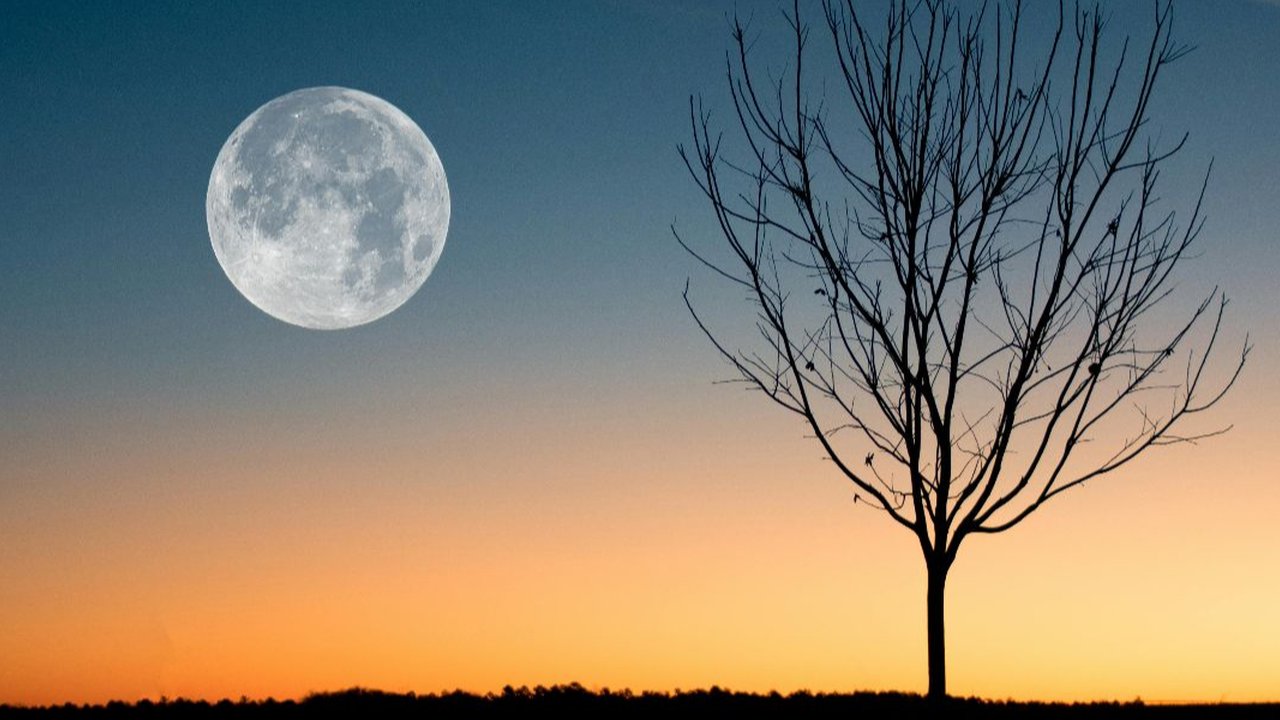 Bulan purnama terakhir tahun ini yang dikenal sebagai bulan dingin muncul di atas kuil kuno Parthenon saat hari mendung, di Athena, Yunani, Rabu (7/12/2022). Bulan purnama Desember sendiri di